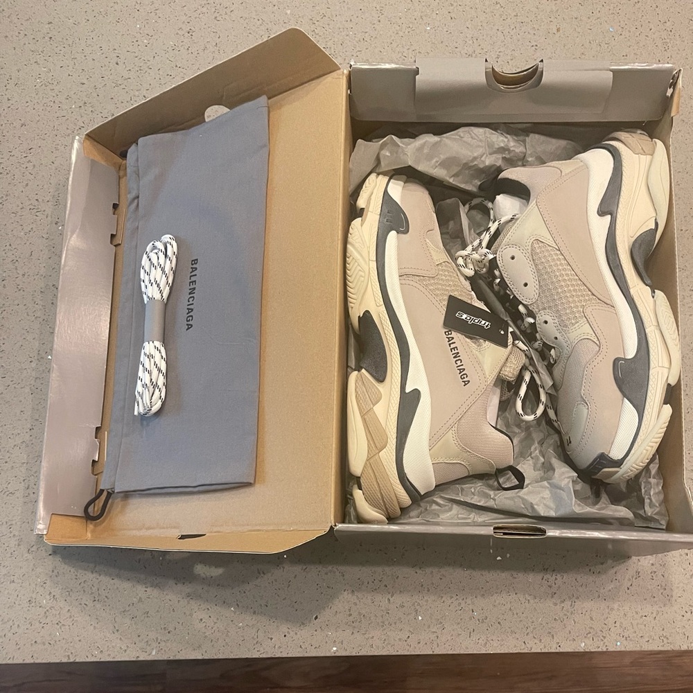 Balenciaga Triple S
Beige
